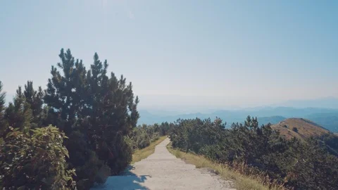 Traffic on the top of the mountain. Video stock 121724093