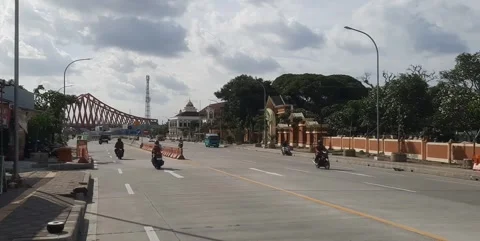 Traffic toward the Red Bridge Stock Footage 325195098