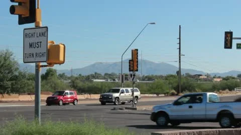 Traffic Turning Left at Intersection Vídeo Stock 12202910