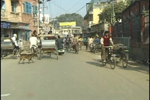 Traffic in Varanasi, India Video stock 8606835