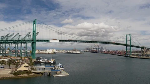 Traffic on Vincent Thomas Bridge over San Pedro Harbor 스톡 동영상 106880088