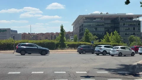 Traffic waiting at traffic lights in front of modern office buildings in Madrid 库存影片 339026448