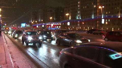 The traffic  in the winter city. 스톡 동영상 32966502