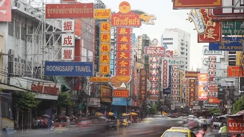 Traffic on Yaowaraj road, Bangkok's Chinatown, Thailand. Stock Footage