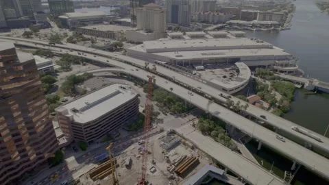 Traffic zooms across intersecting overpasses and highways on a sunny morning in Vidéo 293685233