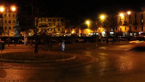 Traffico notturno a Biella 動画素材 101285403