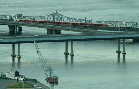 Traffik on bridges through the river. Foto stock