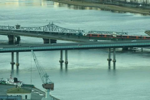 Traffik on bridges through the river. Foto stock