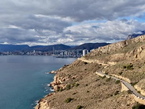 Trail along cliffs with ocean view, Walking path along rugged coast with di.. Foto stock