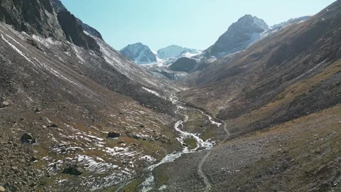 Trail along mountain river 스톡 동영상 319858477