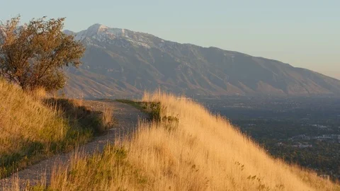 Trail and mountain sunset Vídeos de archivo 84997396