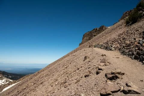 Trail Cuts into the Steep Cliffs of Lassen Peak 库存照片