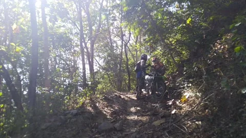 Trail Enduro in Jungle Video stock 169357424