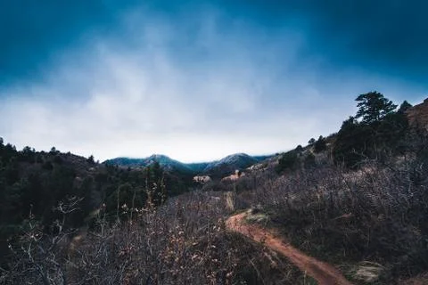 Trail heading into mountains on a cloudy day Foto stock