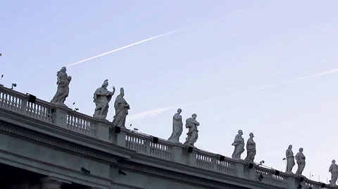 TRAIL PLANE ON SAINT PETER'S SQUARE 動画素材 30396843