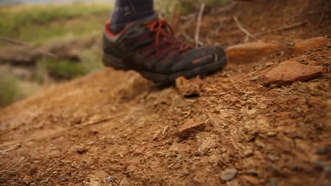 Trail runner kicks up dirt. 스톡 동영상 136095451