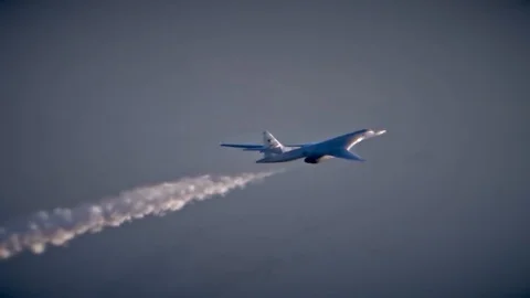 Trail of smoke behind the plane Video stock 101829932