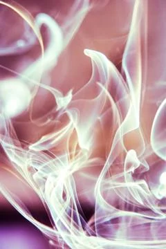 Trail of smoke on a dark background - creative colour effects with smoke smud Foto stock