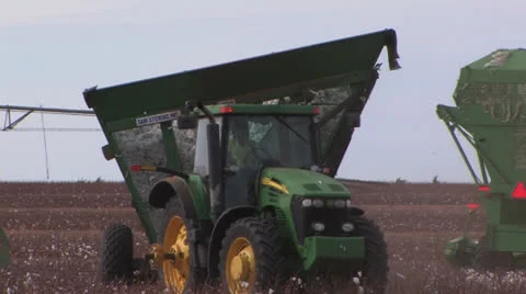Trailer load of cotton pulls away Stock Footage 26982822