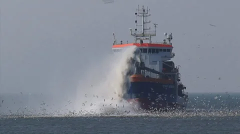 Trailing suction hopper dredger Volvox Olympia finishes rainbowing + zoom out Vídeo Stock 36866477