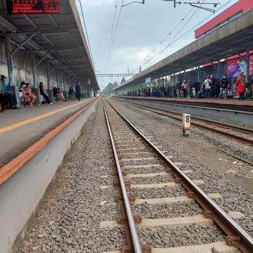 The train that is about to enter the station Stock Photos
