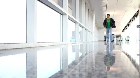 Train and man Video stock 40222598