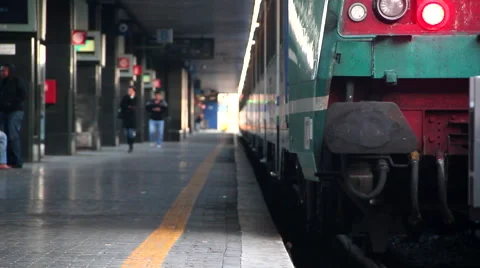 Train and running passengers Vídeos de archivo 44206826