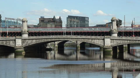 Train and traffic cross river clyde, king george v bridge, glasgow, scotland Vídeo Stock 39560907
