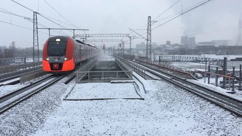 The train is approaching Vídeos de archivo 129755606