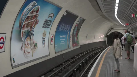 Train approaching Notting HIll Gate Station platform Stock Footage 39169206
