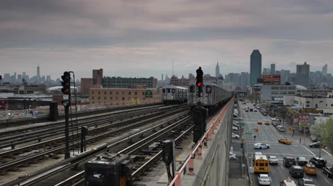 Train Approaching the Platform Modern Built Elevated Metro Station Subway Queens Video stock 32329102