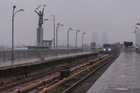 The train is approaching the platform Stock Photos