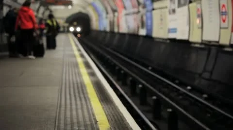 Train approaching at the platform of the underground, London Vídeo Stock 21887548