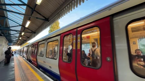 Train approaching the station in England Vidéo 317515705