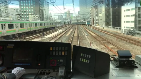 A train approaching Tokyo station. 스톡 동영상 131170446
