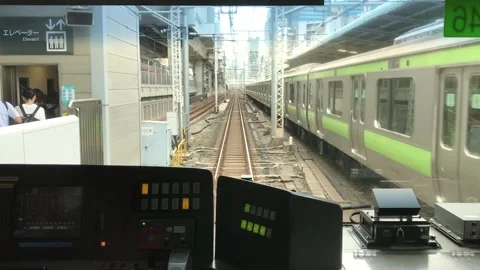Train approaching Tokyo station 스톡 동영상 134008280