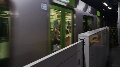 Train approaching Tokyo station platform. Yamanote Line. Japan. Video stock 271167101