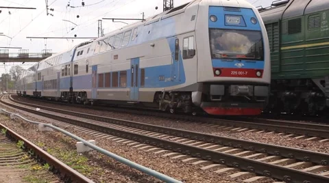 Train approaching train station Vídeos de archivo 47066539