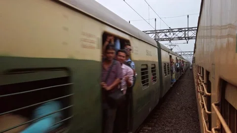 Train ariving at Howrah Junction railway station in Kolkata. Видео 143401537