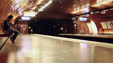 Train Arrival at Metro Station, Paris Video stock 55513678