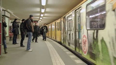 Train arrive Stock-Footage 1089368