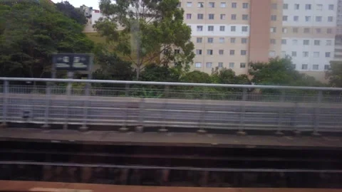 Train to arrive on the platform of lilac line 5 of the Sao Paulo city subway, Stock Footage 252849472