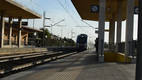 A train arrive at the train station of Chiaravalle Video stock 161017151
