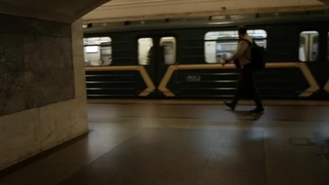 The train arrives at the metro station platform. Blurred motion of a train passi Video stock 288949797