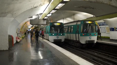 Train arrives at Paris metro Stock Footage 114595531