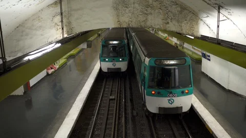 Train arrives at Paris metro Stock Footage 114595872