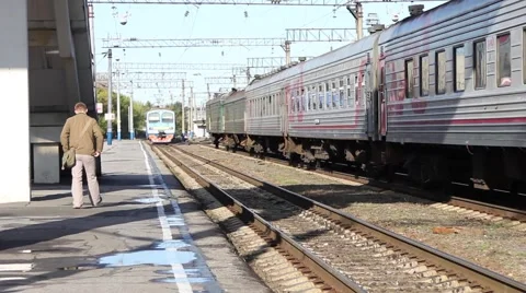 The train arrives at the platform Stock Footage 64381076