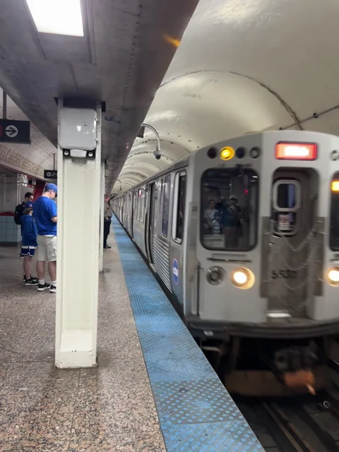 A train arrives to station in Chicago Stock Footage 278932222