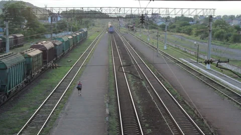 The train arrives at the station Vídeo Stock 65786306