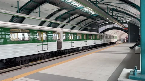 Train arrives to a station Video stock 239251352